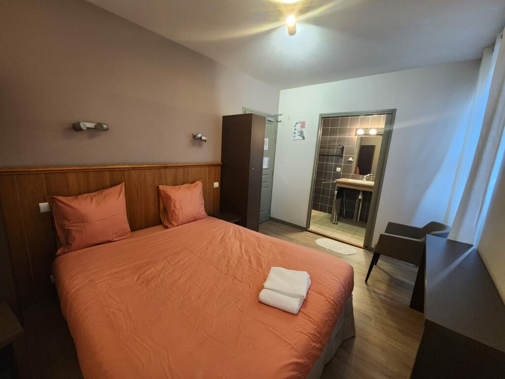 chambre et salle de bain auberge sapiniere